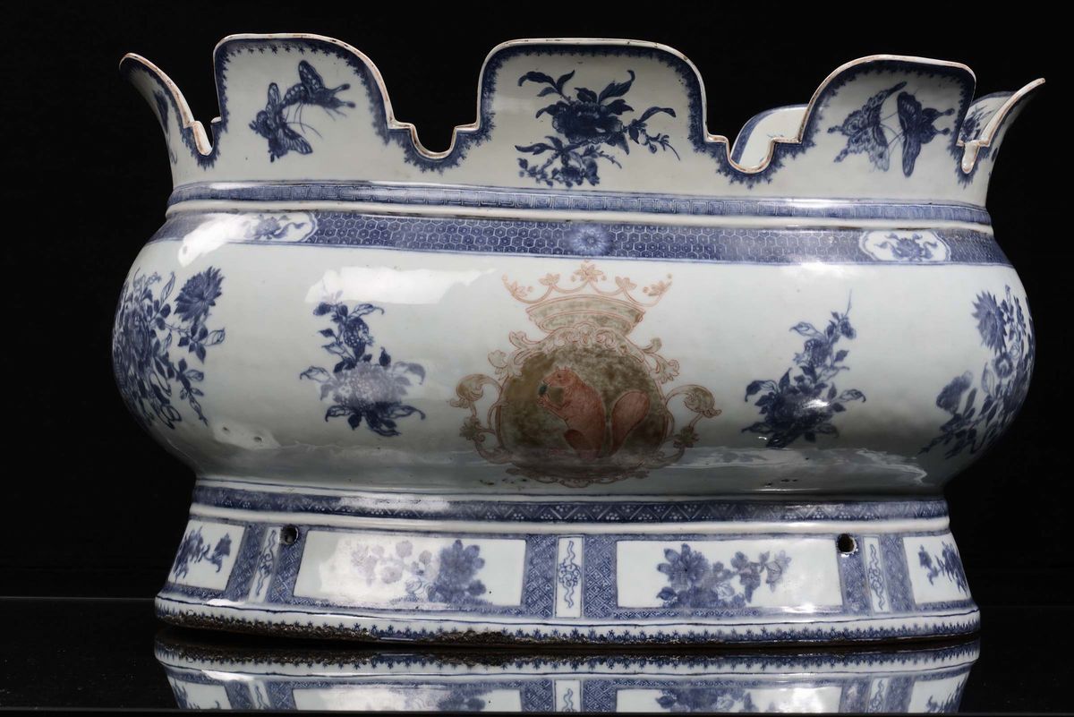 Grande Cachepot Compagnia delle India in Porcellana Bianca e Blu con Stemma Centrale, Cina, Dinas...