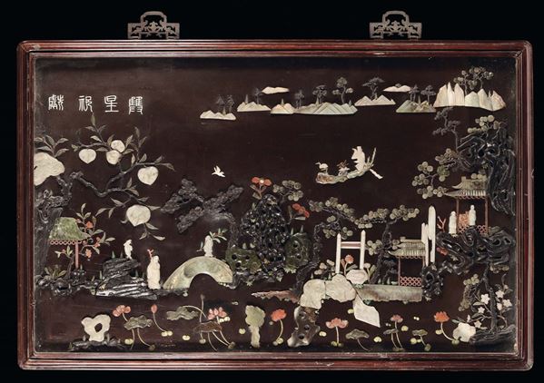 Coppia di pannelli in legno ed inserti in pietre dure con paesaggi, figure e iscrizioni, Cina