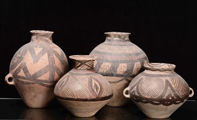 Quattro Vasi in Terracotta con Decori Arcaici