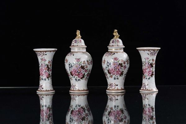 Lotto composta da quattro vasi in porcellana, Cina XX secolo