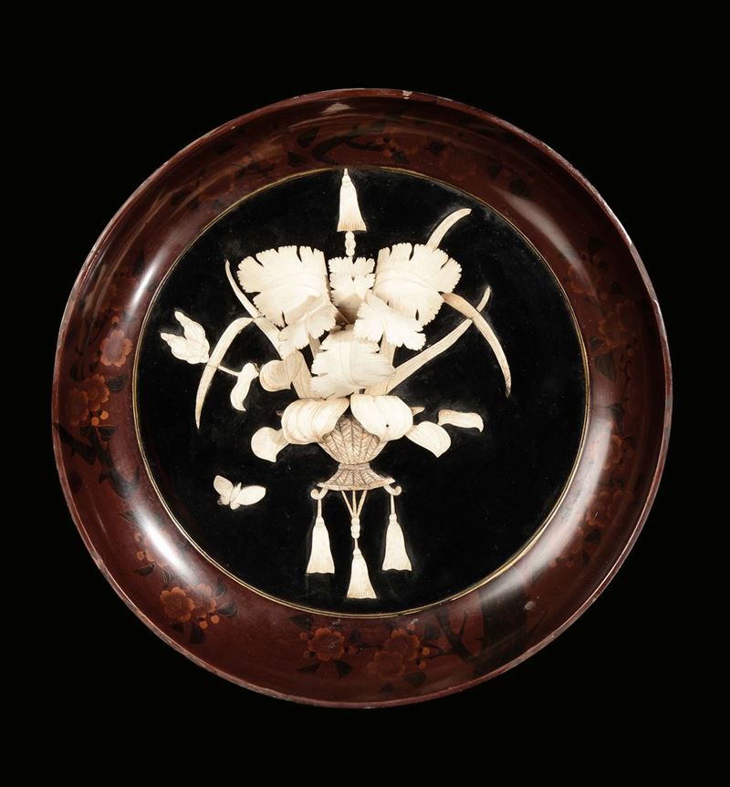 Piatto in legno con inserti osso e avorio, Cina  - Asta Chinese Works of Art - Cambi Casa d'Aste