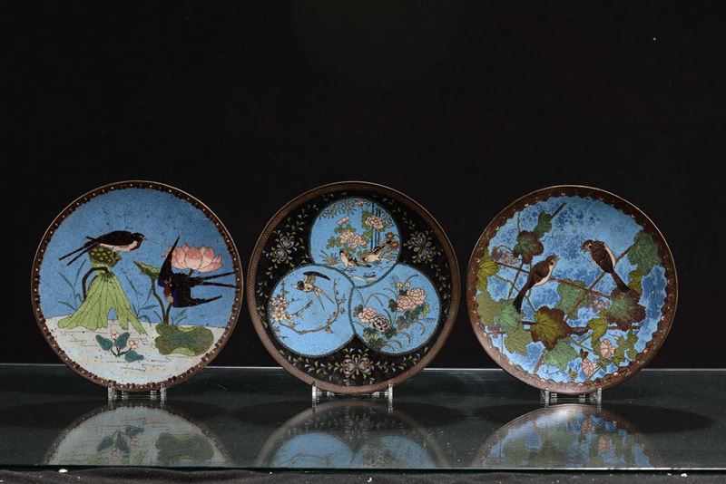 Tre piatti in rame con smalti, Cina XX secolo  - Auction Chinese Works of Art - Cambi Casa d'Aste