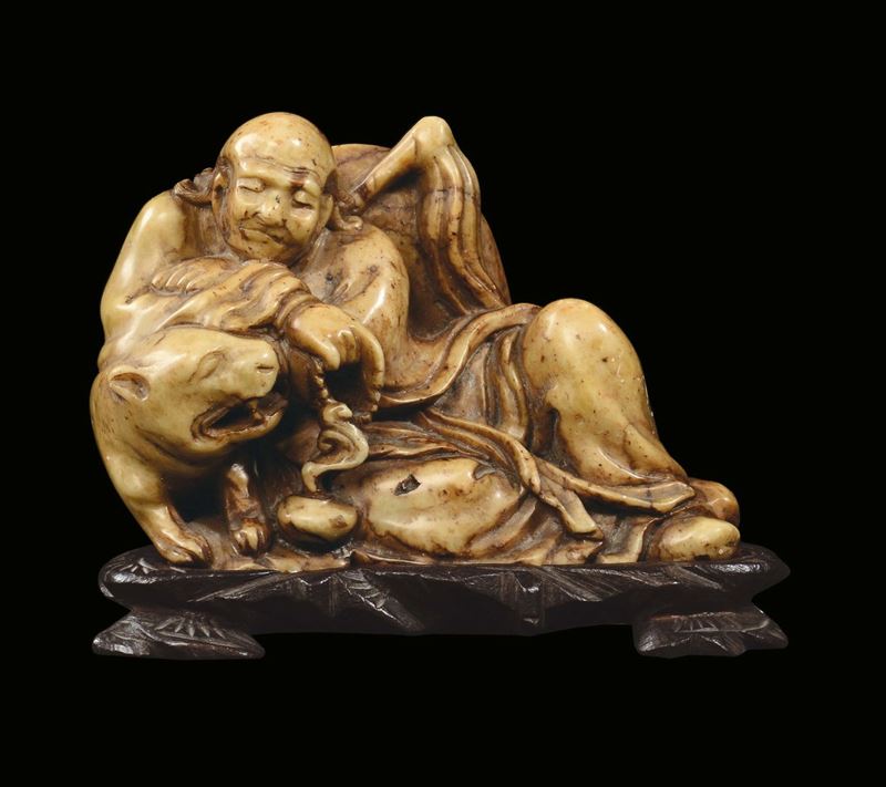 Scultura con due personaggi in pietra, Cina XX secolo  - Auction Chinese Works of Art - Cambi Casa d'Aste