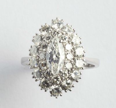 Anello con Diamante Taglio Navette e Diamanti a Contorno