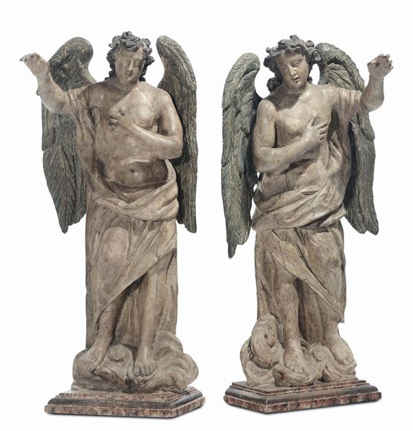 Coppia di angeli in legno laccato, XVII secolo