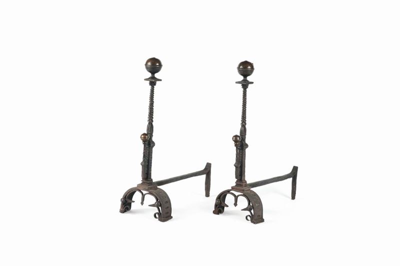 Coppia di alari in ferro battuto e bronzo, XVIII secolo  - Asta Scultura e Oggetti d'Arte - Cambi Casa d'Aste
