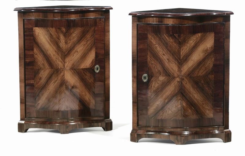 Coppia di angolari Luigi XIV lastronati in noce, Padova XVIII secolo  - Asta Antiquariato, Affidamenti da raffinate dimore private - Cambi Casa d'Aste