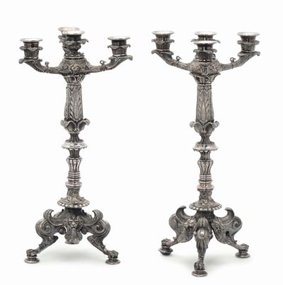 Coppia di Candelabri in Metallo Fuso a Quattro Luci