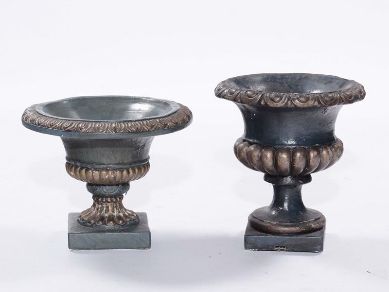 Due vasi cementizi differenti, XX secolo  - Auction Antique and Old Masters - Cambi Casa d'Aste