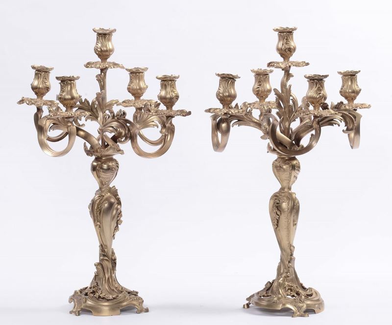 Coppia di candelabri in bronzo dorato a cinque luci, Francia XIX secolo  - Asta Antiquariato e Dipinti Antichi - Cambi Casa d'Aste