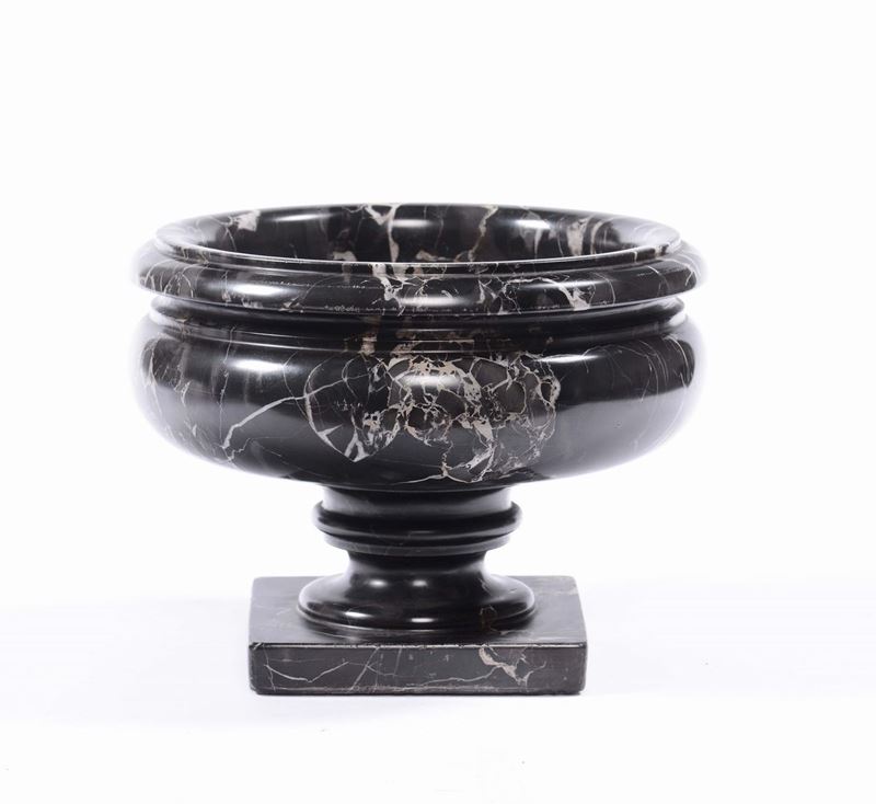 Vaso a coppa larga in marmo nero marquigna, XX secolo  - Auction Antique and Old Masters - Cambi Casa d'Aste
