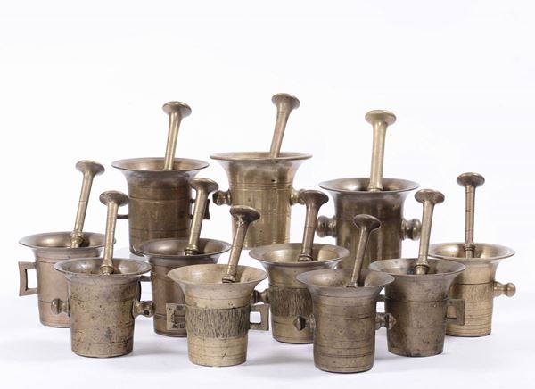 Undici mortai da farmacia in bronzo, XVIII secolo