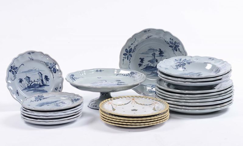 Diciotto piatti Cantagalli e un'alzatina a decoro blu, XX secolo  - Auction Antique and Old Masters - Cambi Casa d'Aste