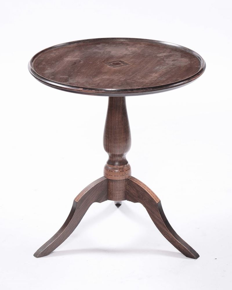Tavolino rotondo in noce, XX secolo  - Auction Antique and Old Masters - Cambi Casa d'Aste