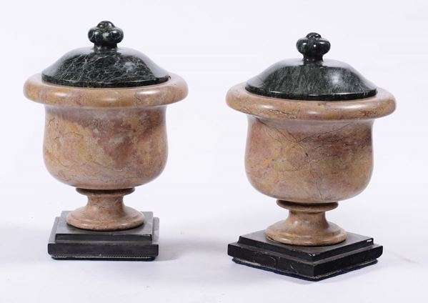 Coppia di vasi con coperchio in marmo giallo e verde, XX secolo