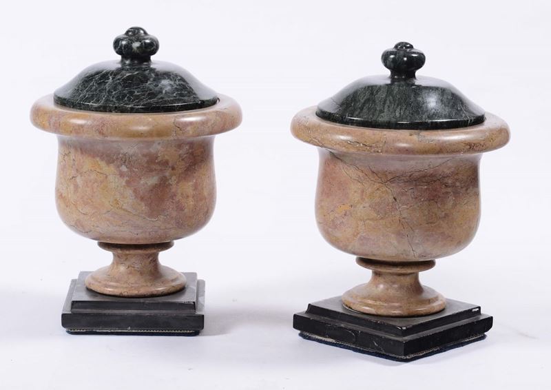 Coppia di vasi con coperchio in marmo giallo e verde, XX secolo  - Asta Antiquariato e Dipinti Antichi - Cambi Casa d'Aste