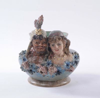 Vaso in Porcellana con Figure in Rilievo