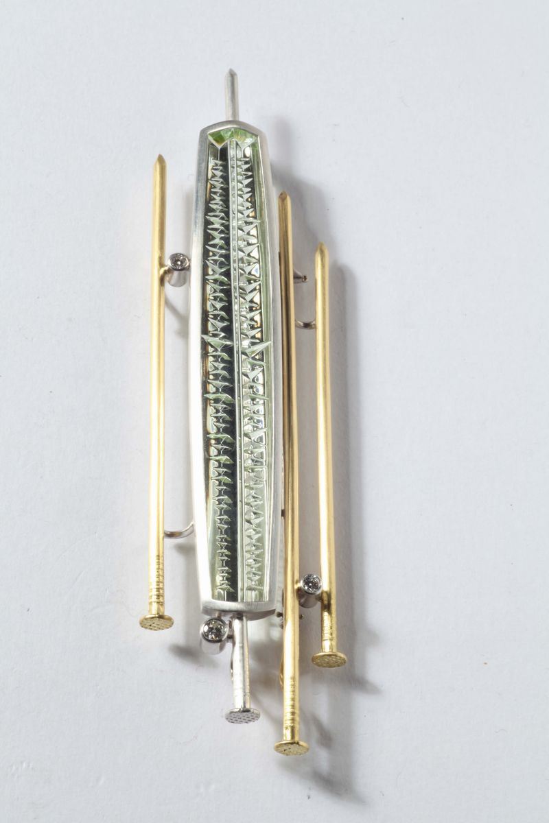 A brilliant-cut diamonds and russian beryl nails brooch. By Enrico Cirio, Italy.                                              Russian beryl weighing ct.46,60. Accompanied by IGI laboratory report  - Auction Silver, Watches, Antique and Contemporary Jewelry - Cambi Casa d'Aste
