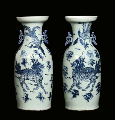 Coppia di Vasi in Porcellana Bianca e Blu con Raffigurazioni di Animali Fantastici, Cina, XIX Sec...