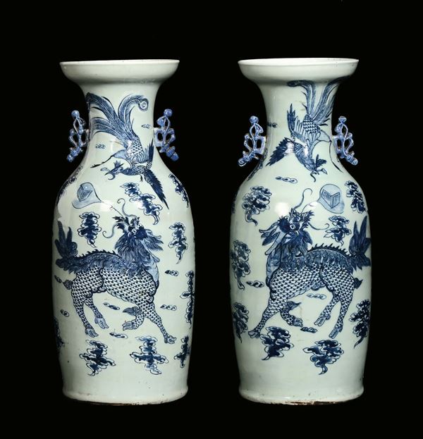 Coppia di vasi in porcellana bianca e blu con raffigurazioni di animali fantastici, Cina, XIX secolo