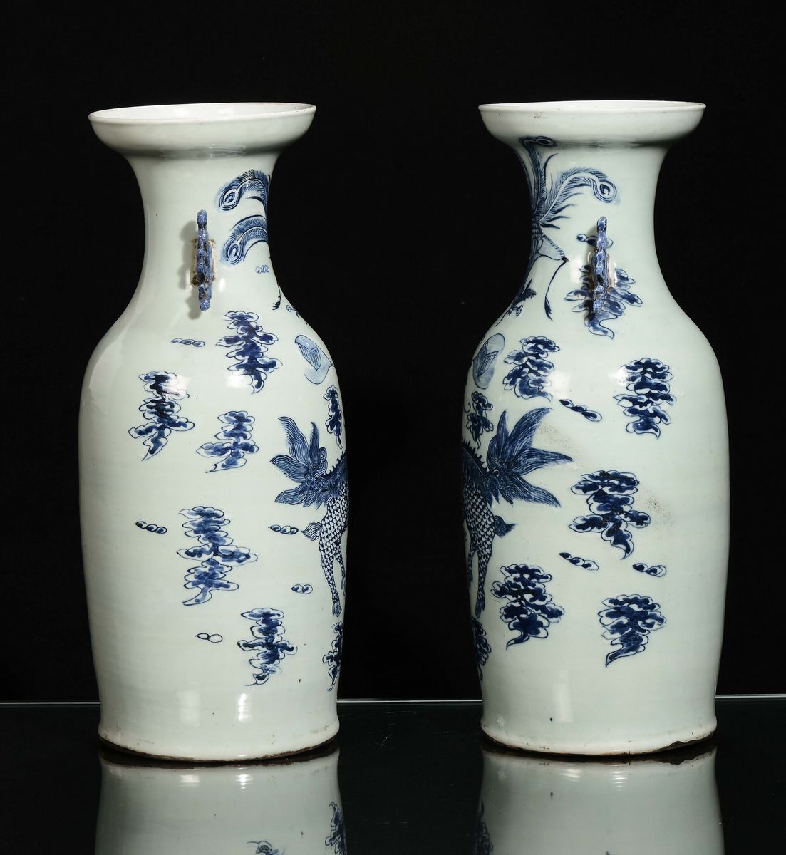 Coppia di Vasi in Porcellana Bianca e Blu con Raffigurazioni di Animali Fantastici, Cina, XIX Sec...