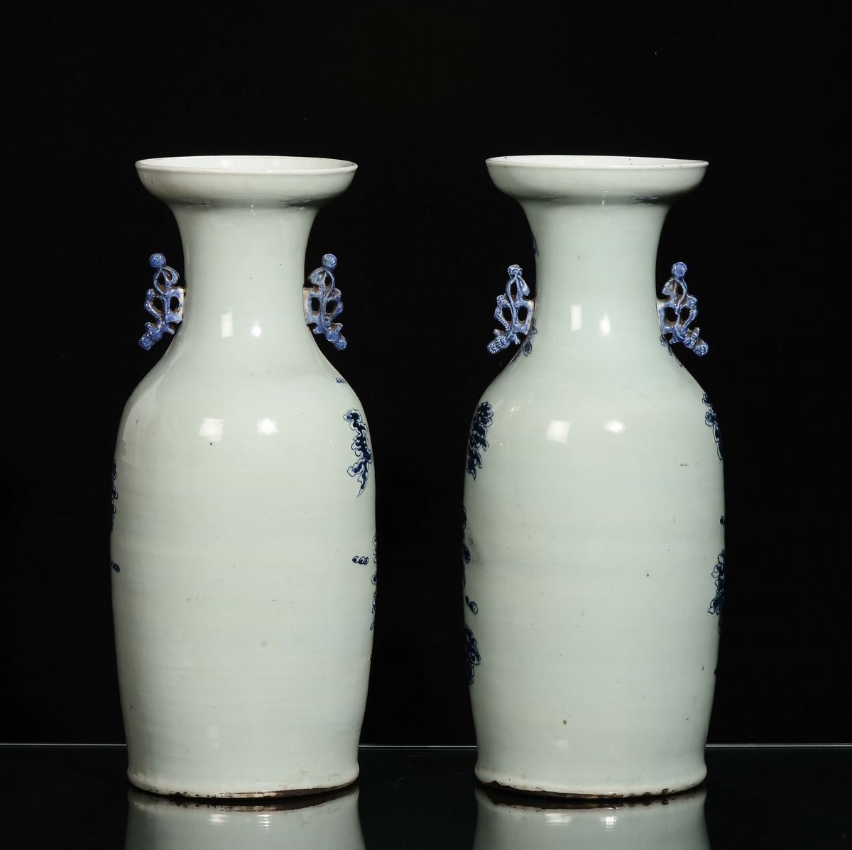 Coppia di Vasi in Porcellana Bianca e Blu con Raffigurazioni di Animali Fantastici, Cina, XIX Sec...