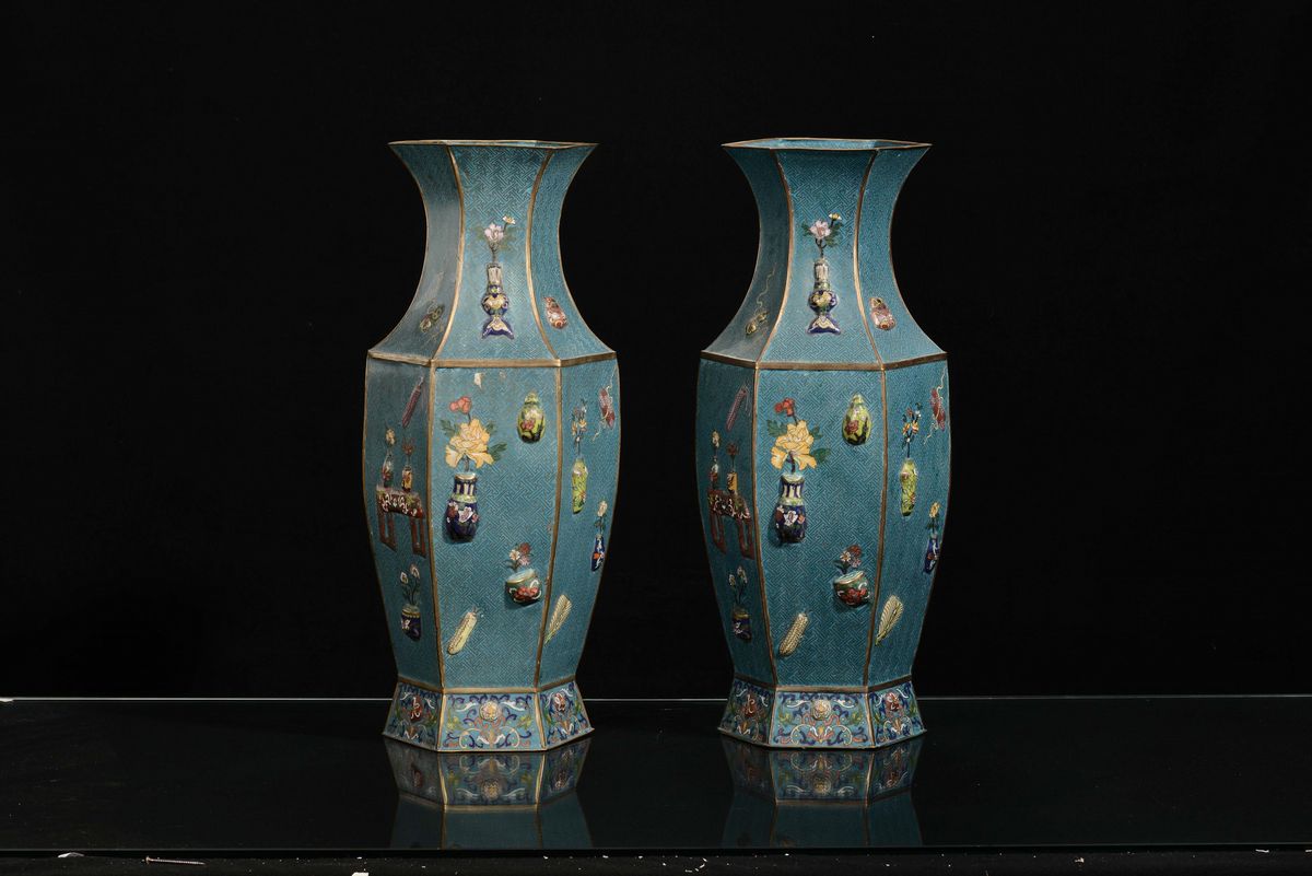 Coppia di Vasi Cloisonnè a Sezione Esagonale, Cina, Dinastia Qing, XIX Secolo