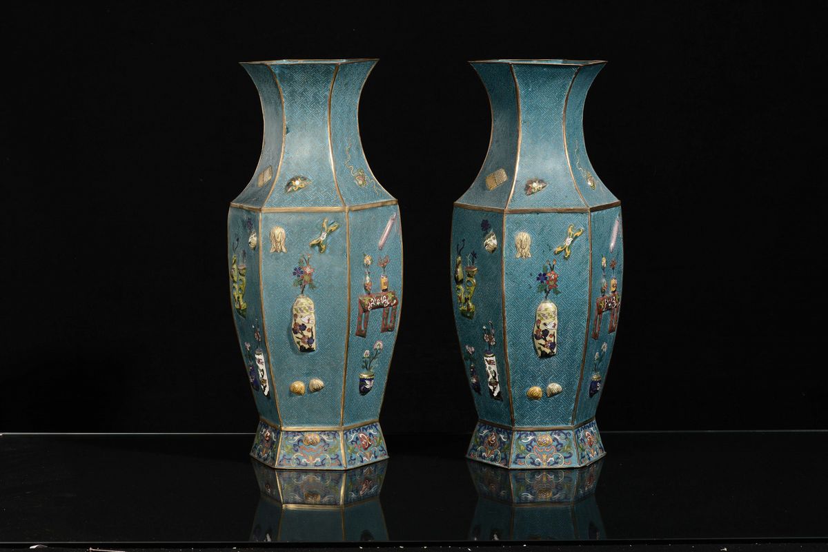 Coppia di Vasi Cloisonnè a Sezione Esagonale, Cina, Dinastia Qing, XIX Secolo