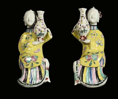 Coppia di Figure Reggivaso in Porcellana Policroma, Cina XX Secolo