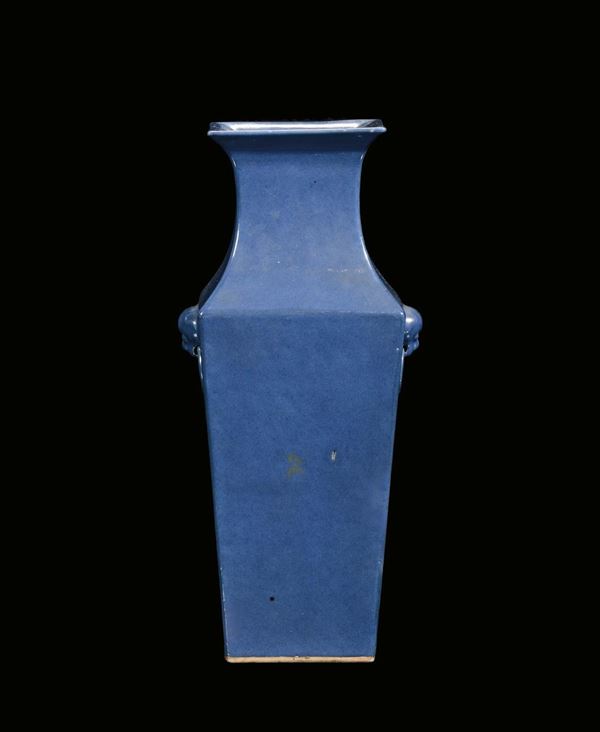 Vaso in porcellana monocroma sulla tonalità del blu a sezione quadrata, Cina, Dinastia Qing, XIX secolo