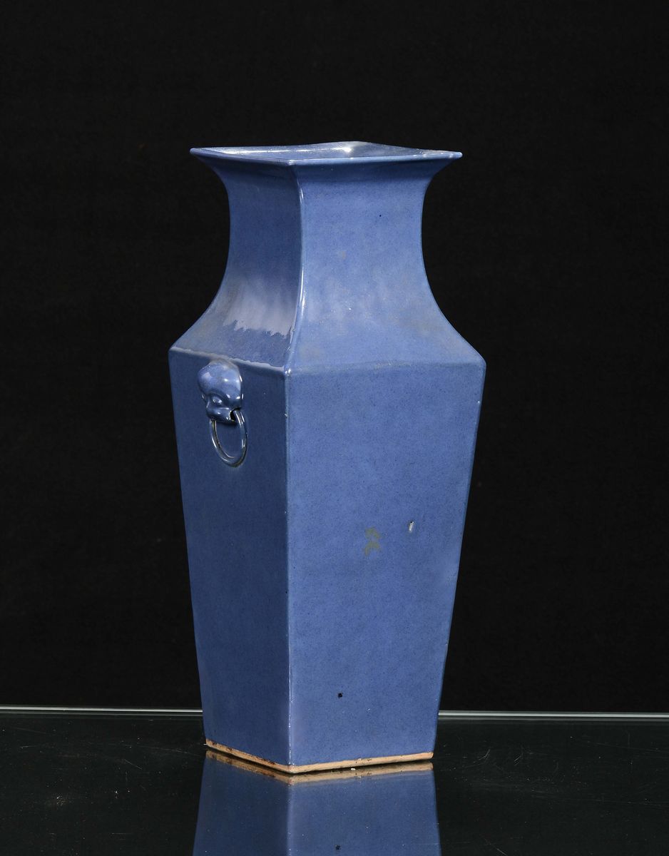 Vaso in Porcellana Monocroma sulla Tonalità del Blu a Sezione Quadrata, Cina, Dinastia Qing, XIX ...