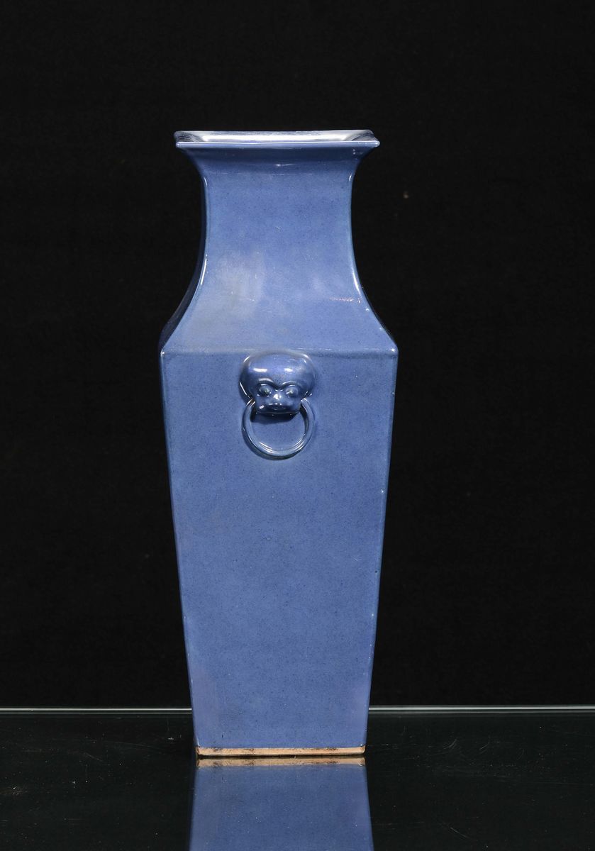 Vaso in Porcellana Monocroma sulla Tonalità del Blu a Sezione Quadrata, Cina, Dinastia Qing, XIX ...