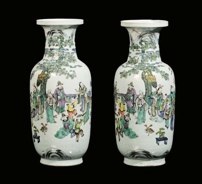 Coppia di Vasi in Porcellana Policroma Decorati con Figure, Cina, Dinastia Qing, XIX Secolo