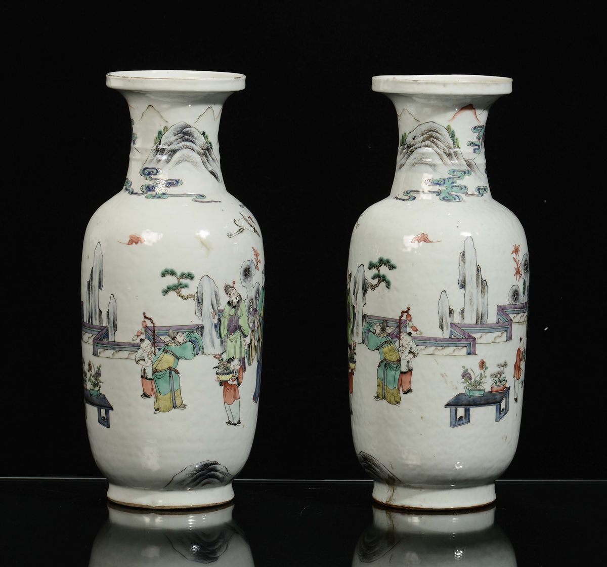 Coppia di Vasi in Porcellana Policroma Decorati con Figure, Cina, Dinastia Qing, XIX Secolo