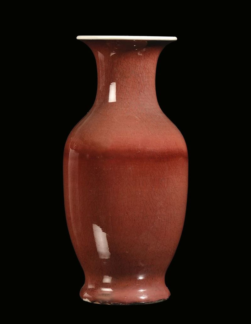 Vaso in porcellana monocroma sulla tonalità sangue di bue, Cina, XIX secolo  - Asta Fine Chinese Works of Art - II - Cambi Casa d'Aste