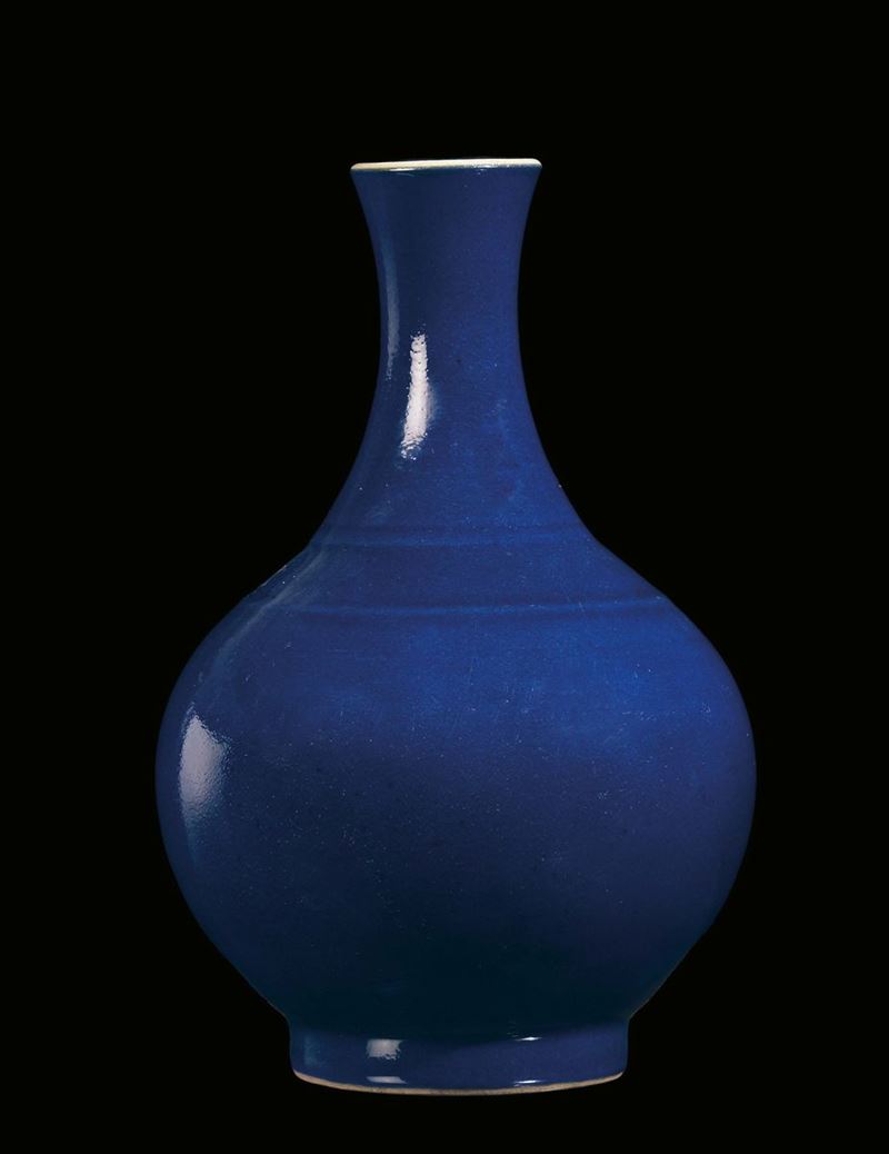 Vaso in porcellanamonocromo sulla tonalità del blu, Cina, Repubblica, XX secolo  - Asta Fine Chinese Works of Art - II - Cambi Casa d'Aste