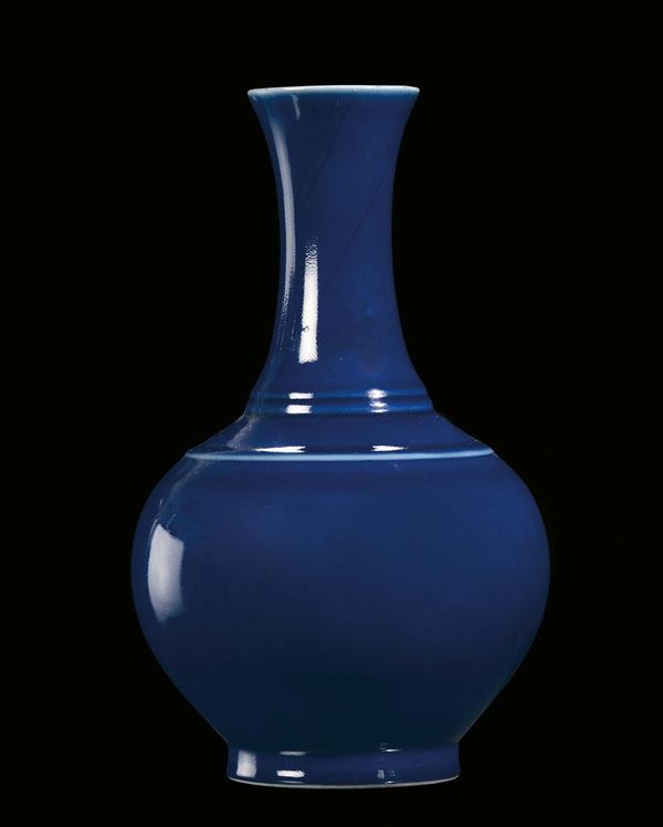 A monochrome blue porcelain vase, China, Qing Dynasty, Guangxu mark and period (1875-1908)