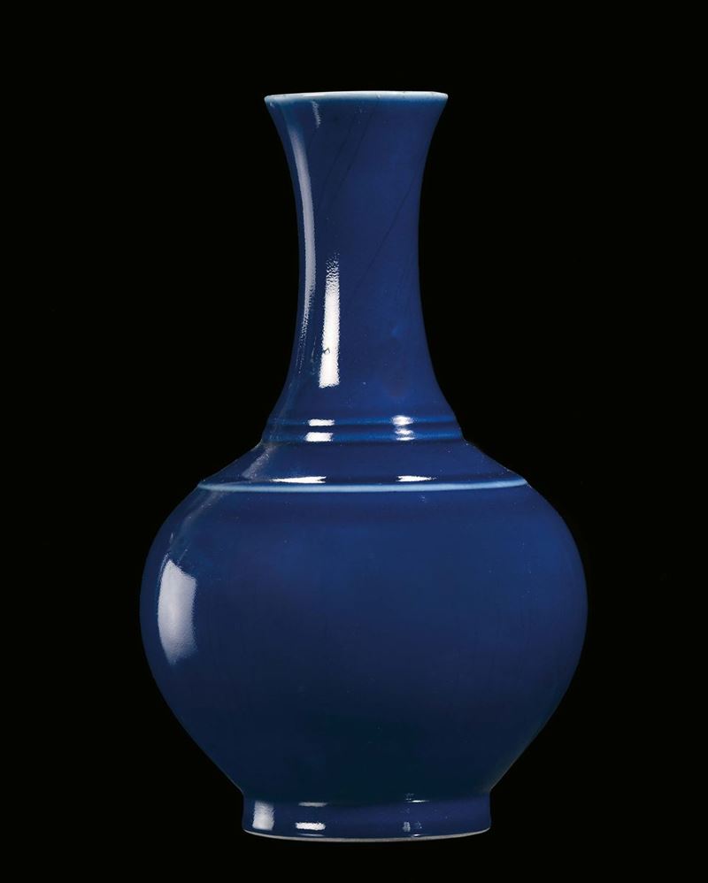 A monochrome blue porcelain vase, China, Qing Dynasty, Guangxu mark and period (1875-1908)  - Auction Fine Chinese Works of Art - II - Cambi Casa d'Aste