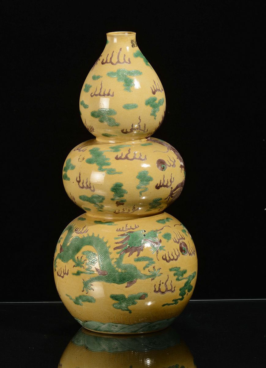 Vaso a Zucca in Porcellana a Fondo Giallo con Decoro Naturalistico, Cina, XX Secolo