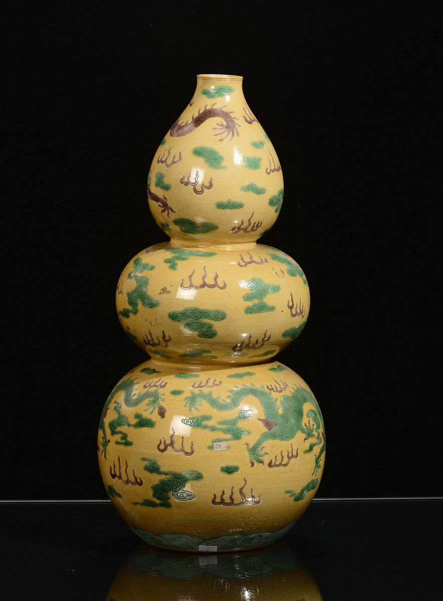 Vaso a Zucca in Porcellana a Fondo Giallo con Decoro Naturalistico, Cina, XX Secolo