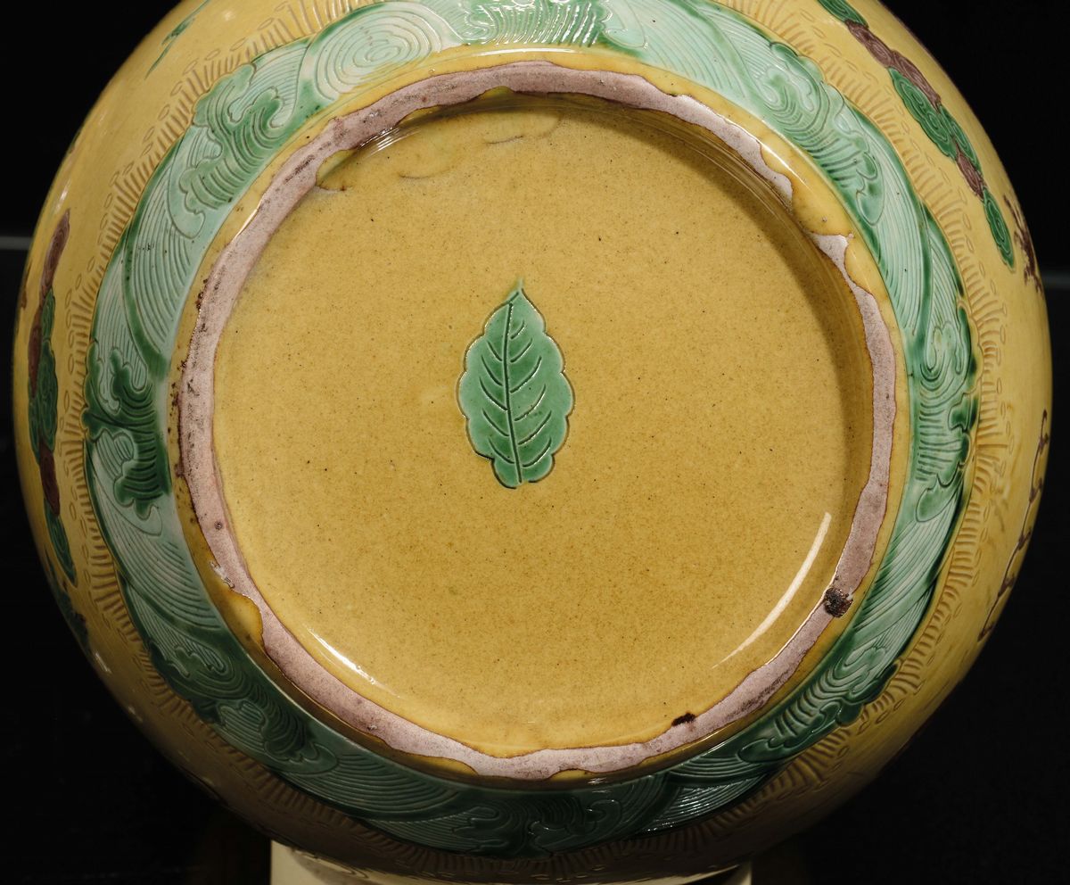 Vaso a Zucca in Porcellana a Fondo Giallo con Decoro Naturalistico, Cina, XX Secolo