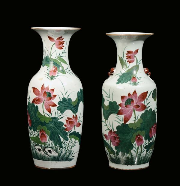 Coppia di vasi in porcellana con fiori, Cina XX secolo