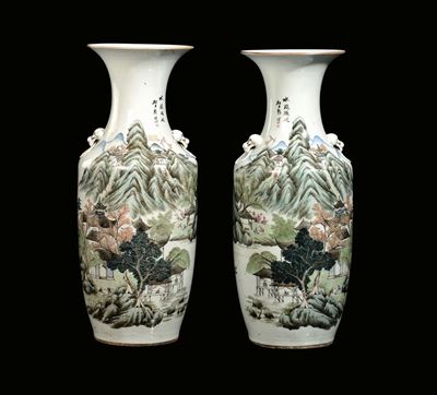 Coppia di Vasi in Porcellana Policroma Raffiguranti Paesaggi, Cina, Dinastia Qing, XIX Secolo