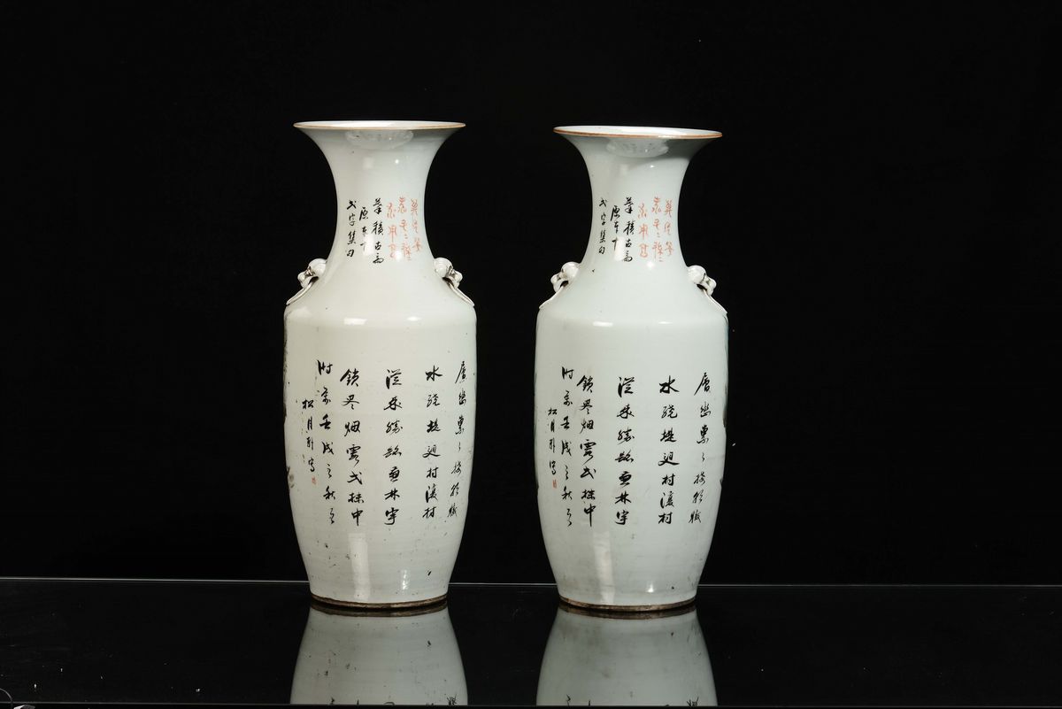 Coppia di Vasi in Porcellana Policroma Raffiguranti Paesaggi, Cina, Dinastia Qing, XIX Secolo