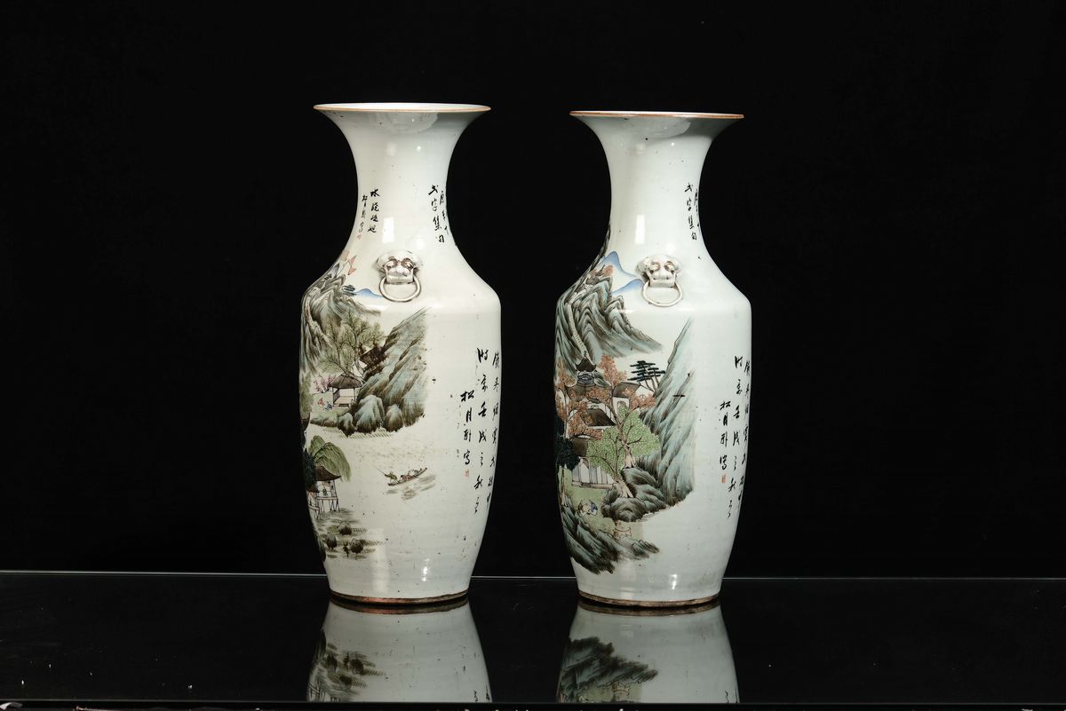 Coppia di Vasi in Porcellana Policroma Raffiguranti Paesaggi, Cina, Dinastia Qing, XIX Secolo