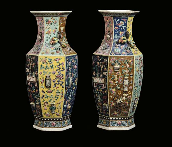 A pair of polychrome Famille-Rose porcelain vases with relief decoration, China, Qing Dynasty, 19th century