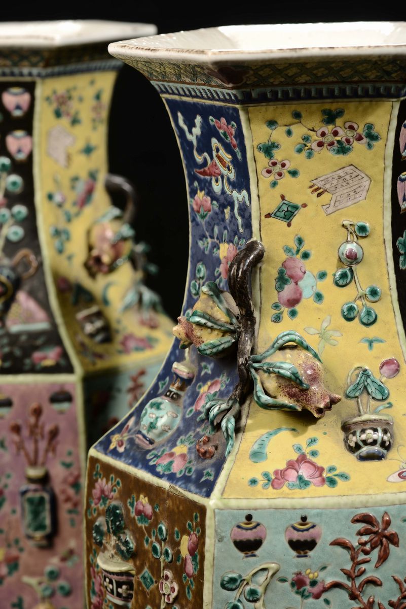 Coppia di Vasi Famiglia Rosa, in Porcellana Policroma con Decoro a Rilievo, Cina, Dinastia Qing, ...