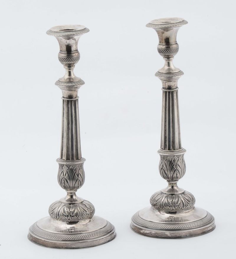 Coppia di candelieri in argento sbalzato e cesellato, Firenze XIX secolo  - Asta Argenti e Gioielli - Cambi Casa d'Aste