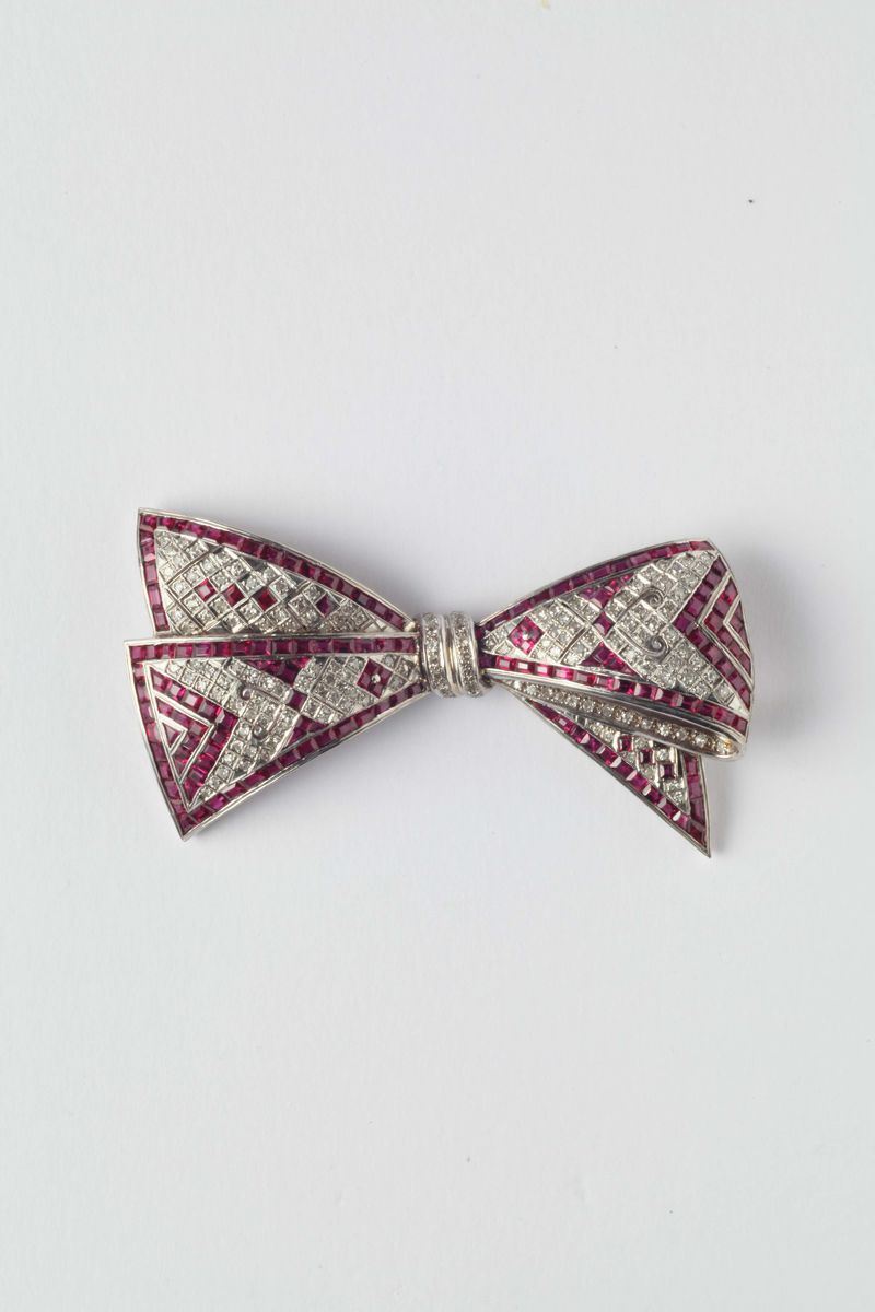 A diamond and ruby ribbon bow brooch. 1950s  - Auction Silver, Watches, Antique and Contemporary Jewelry - Cambi Casa d'Aste