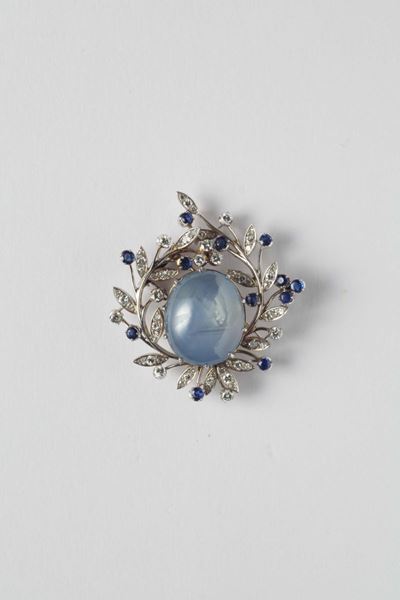 Spilla con Zaffiro Taglio Cabochon e Diamanti a Contorno